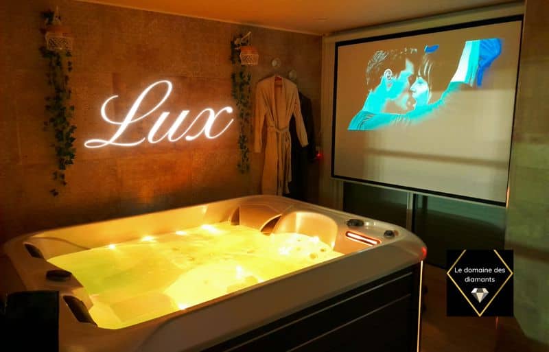 A la nuitée ou en créneau 3h la journée, le Lux est disponible. Il dispose d'un spa privatif, sauna et d'une salle de cinéma. Idéal pour se retrouver en couple en toute intimité !