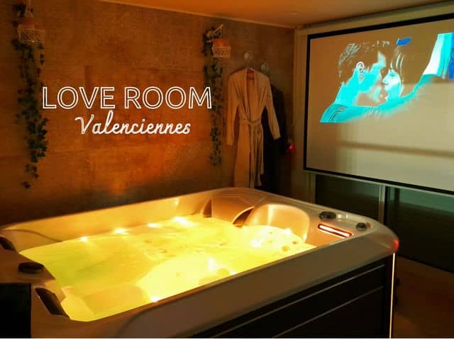 Love room valenciennes, à Aulnoy lez Valenciennes. A la nuitée ou en créneau 3h la journée, le Lux est disponible. Il dispose d'un spa privatif, sauna et d'une salle de cinéma. Idéal pour se retrouver en couple en toute intimité !